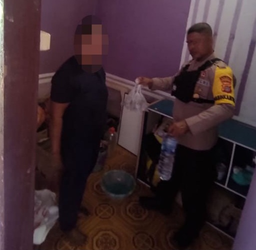 Polisi merazia sebuah warung di Kecamatan Toili Barat Kabupaten Banggai, lantaran menjual minuman keras cap tikus.