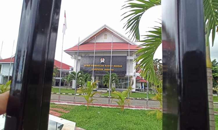 Kantor DPRD Banggai yang berada di kawasan Teluk Lalong Luwuk. (Foto: Sofyan Labolo Luwuk Times)