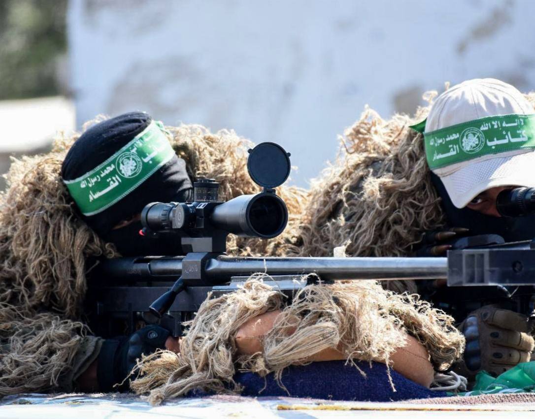 Sniper Brigade Al-Qassam, sayap militer Gerakan Perlawanan Islam, Hamas bersiap di posisinya masing-masing setelah gencatan senjata berakhir. (FOTO: MEDIA AL-QASSAM)