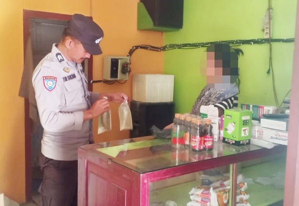 Seorang ibu pemilik warung kelontong mendapat teguran tegas dari polisi. Itu lantaran ia kerap menjual miras.