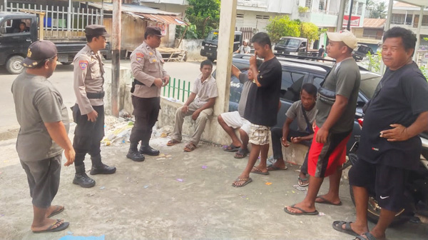 Polisi sosialisasi pemilu di pangkalan sopir angkot
