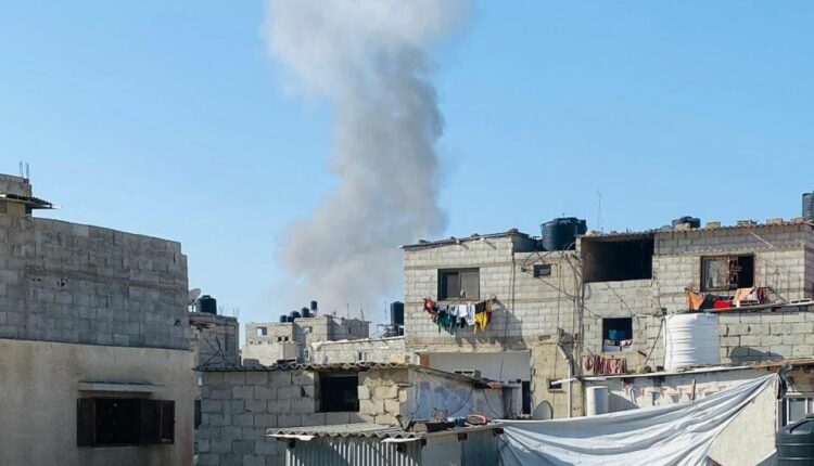 Sejumlah orang terluka akibat pesawat udara Israel mengebom sebuah rumah keluarga Jabr di sekitar Rumah Sakit Khusus Kuwait, sebelah barat Kota Rafah. (Foto: Istimewa)