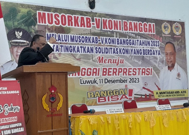 Muntasar Abd Azis memberikan sambutan pada Musorkab V KONI Banggai, Senin (11/12/2023). (Foto: Sofyan Labolo Luwuk Times)