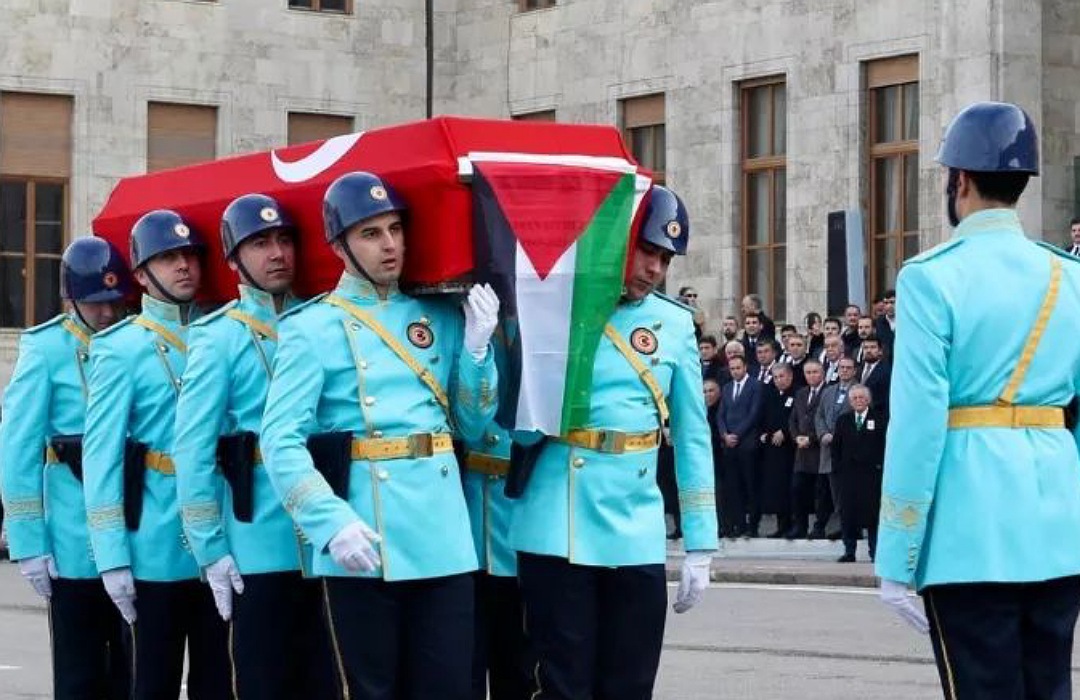 Acara pemakaman anggota Parlemen Turki, Hasan Bitmez yang disandingkan dengan bendera Palestina. FOTO: ISTIMEWA
