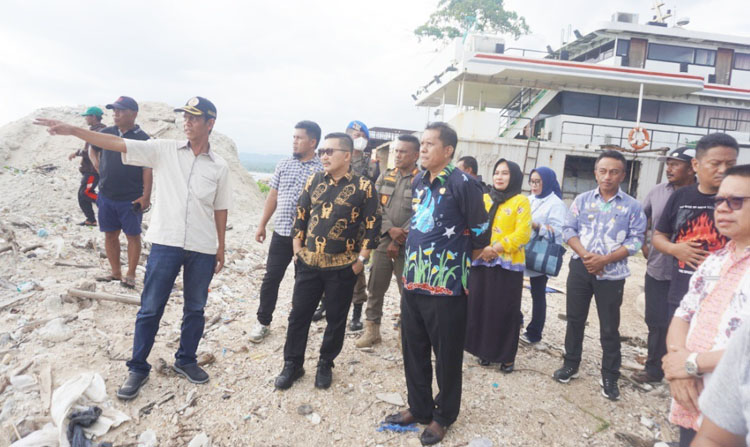 Bupati Banggai H. Amirudin mengunjungi galangan kapal yang berada di Desa Kayutanyo Kecamatan Luwuk Timur, Kamis (28/12/2023). (Foto: Bagian Prokopim Setda Banggai)