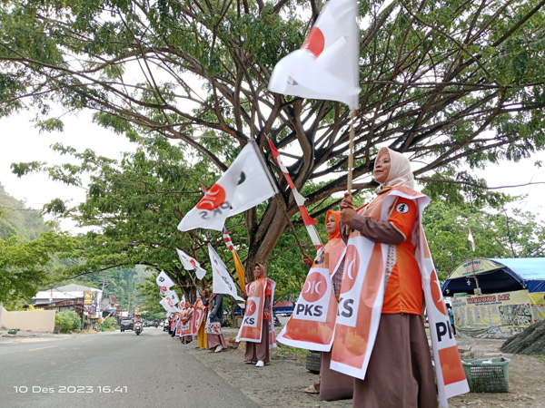 Flashmob di Pantai Kilo 5, DPD PKS Kabupaten Banggai memulai rangkaikan kampanye Pemilu 2024. (Foto: DPD PKS Banggai untuk Luwuk Times)
