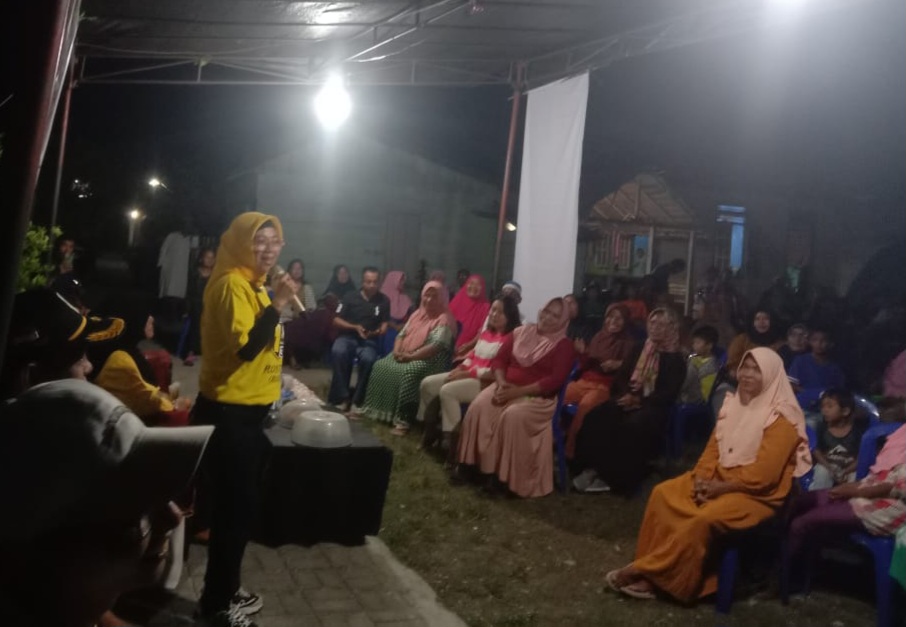 Kampanye perdana caleg Partai Golkar dapil 1 Banggai, Roswati Masi di Kecamatan Luwuk Utara, Kamis (07/12/2023) tadi malam.