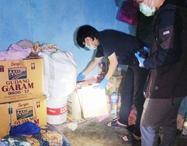 Polisi melakukan olah TKP penemuan jenazah di Kecamatan Nambo, Kabupaten Banggai, Minggu (24/12/2023) malam