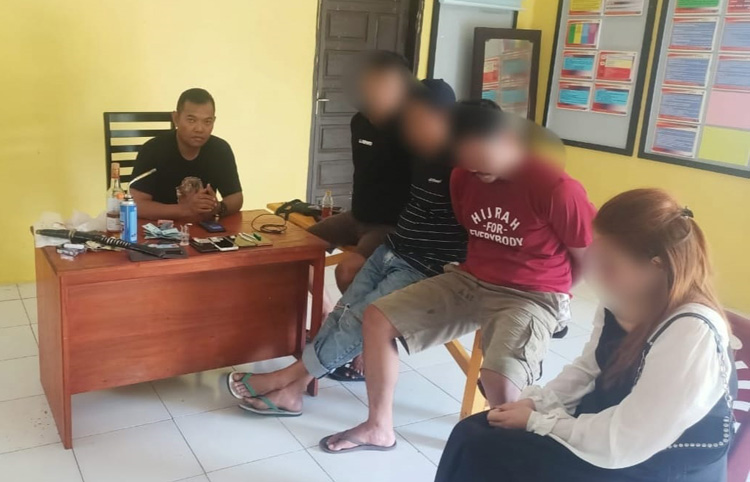Polsek Bungku Utara Kabupaten Morowali Utara (Morut) menangkap 4 warga yang diduga pelaku narkorba, Rabu (13/12/2023). Keempat terduga pelaku itu berasal dari Kabupaten Banggai. (Foto: Humas Polsek Bungku Utara)