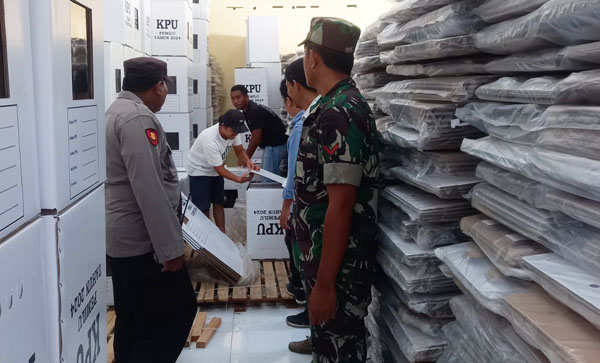 Parakitan kotak suara di gudang Logistik KPU Banggai