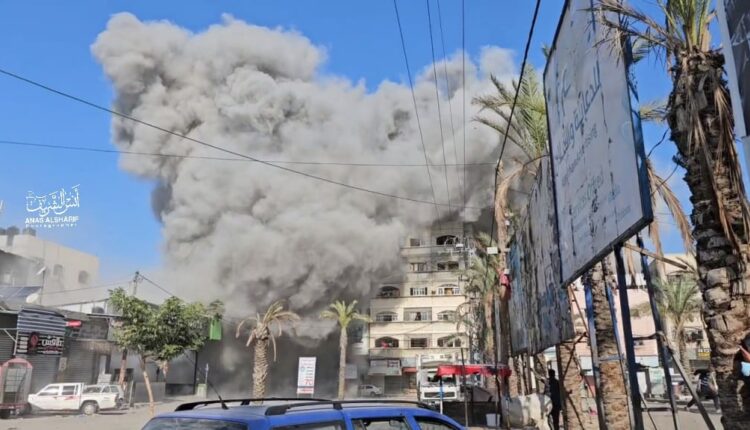 Asap mengepul saat pesawat udara militer Israel mengebom Menara Perdamaian di Kamp Jabalia, Utara Gaza. FOTO: ISTIMEWA