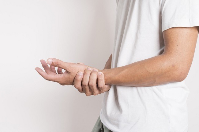 Pergelangan tangan sakit inilah penyebab dan cara mencegahnya. (Foto: alodokter.com)