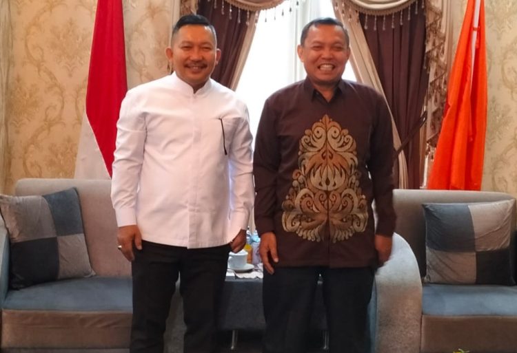Bupati Banggai H. Amirudin dan Rektor Unismuh Gorontalo H. Abdul Kadim Masaong