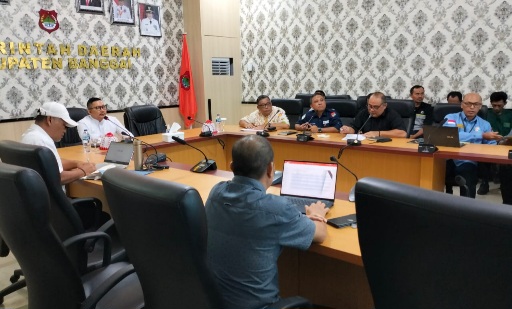 Bupati Banggai Amirudin memimpin rapat evaluasi bersama Dinas PUPR Banggai, Jumat (05/01/2024)