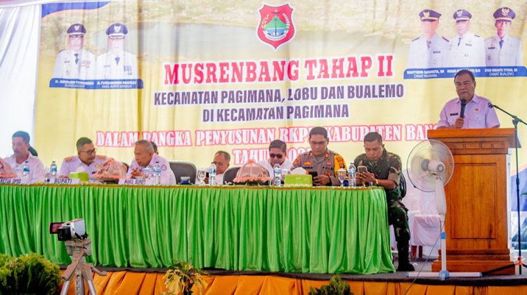 Kepala Bappeda Kabupaten Banggai Moh. Ramli Tongko memberi penjelasan teknis pada Musrenbang Tahap 2 di Kecamatan dalam rangka Penyusunan RKPD Tahun 2025 di Kecamatan Pagimana, Rabu (28/02/2024).