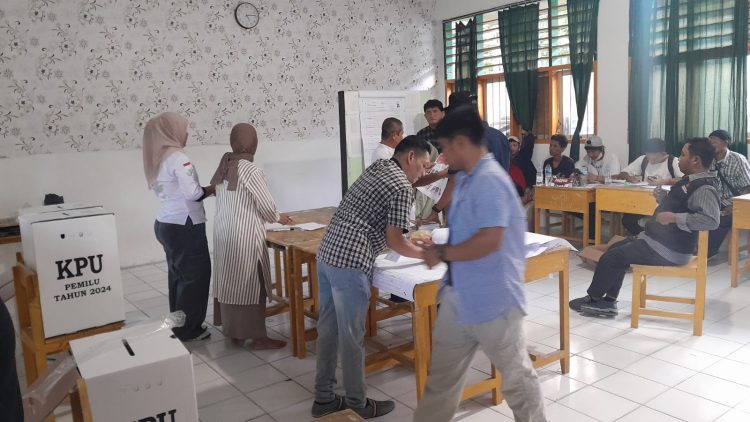 Proses penghitungan suara calon DPR RI Dapil Sulteng di TPS 12 PSU Kelurahan Luwuk Kecamatan Luwuk Kabupaten Banggai, Sabtu (24/02/2024). (Foto: Sofyan Labolo)