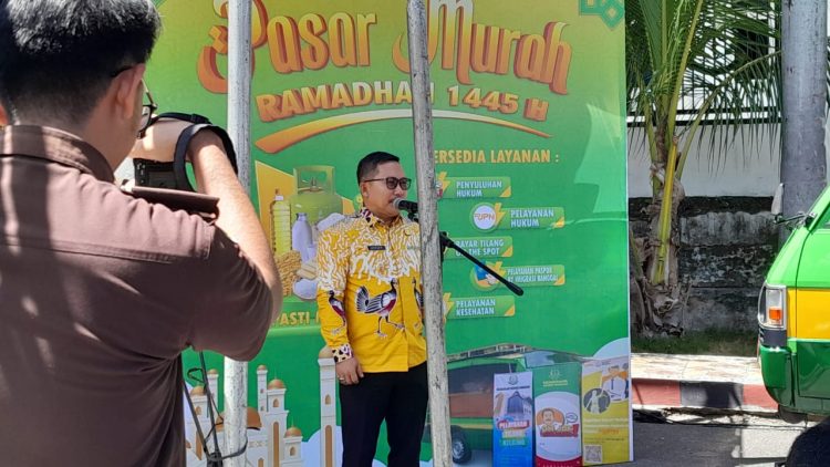 Bupati Banggai H. Amirudin pada kegiatan pasar murah Ramadhan. (Foto: Sofyan Labolo Luwuk Times)