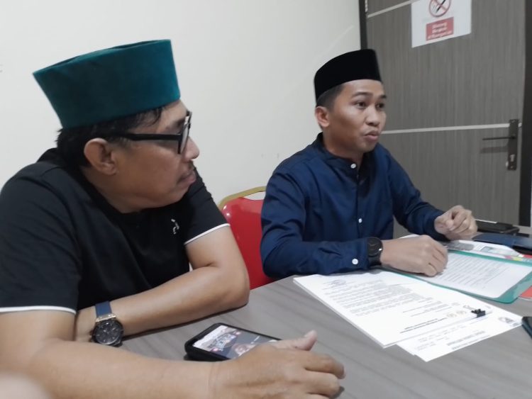 Bendum KONI Sulteng Armin Amirudin (kanan) menyampaikan klarifikasi atas temuan BPK RI yang telah ditindaklanjuti oleh KONI Sulteng.