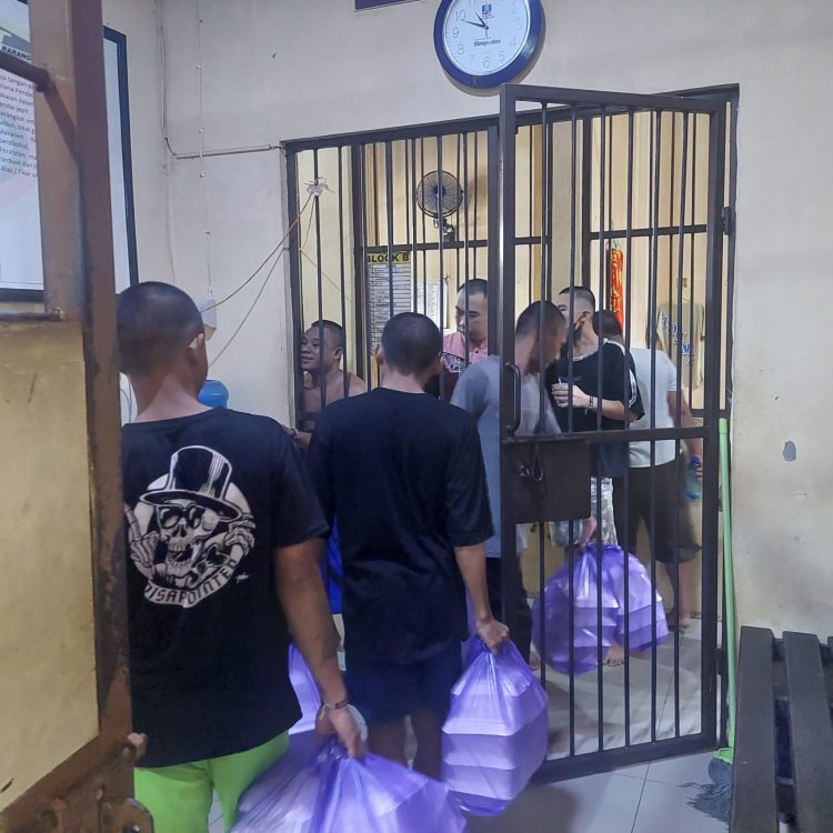 Jumat Berkah Polres Banggai dengan memberikan sedekah berupa makanan kepada puluhan warga binaan yang sedang menjalani penahanan di Rumah Tahanan (Rutan) Polres Banggai, Jumat (10/5/2024) siang.